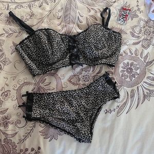 NWT 🏷️ Y2K Hot Topic Leopard Corset Style Bra/Panty Set 34D/XS